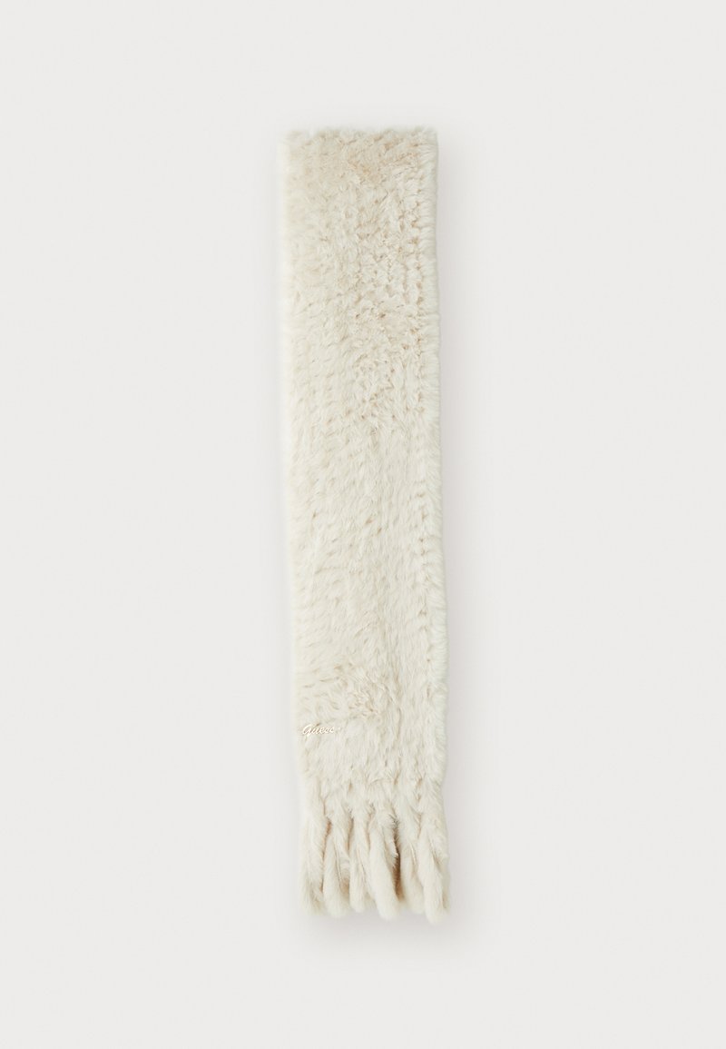 Écharpe en fausse fourrure blanche crémeuse, longue, avec des extrémités à franges et un subtil logo "Guess" près du bas.