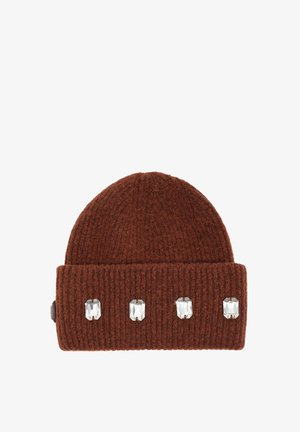 Brązowa prążkowana dzianinowa czapka z wywiniętym mankietem, zdobiona czterema prostokątnymi, przezroczystymi kamieniami na przodzie. Miękka w dotyku, ciepła.