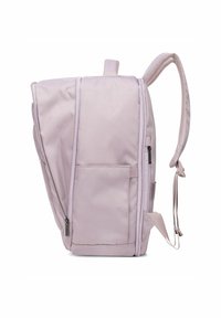 Plecak wykonany z jasnofioletowego materiału, z główną komorą na zamek błyskawiczny, przednią kieszenią oraz wyściełanymi siateczkowymi ramiączkami dla komfortu.