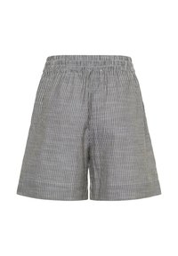 Shorts gris avec fines rayures blanches verticales, taille élastique, coupe ample, longueur au genou, style décontracté.