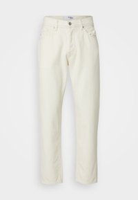 Bílé džíny se střihem rovného střihu, s předním zapínáním na knoflíky, poutky na pásek a dvěma bočními kapsami.