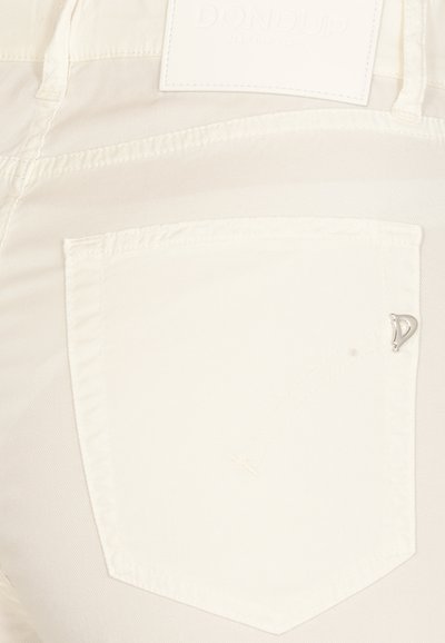 Jeans in denim bianco con una tasca posteriore decorata da una cucitura sottile e un accento metallico argento. L'etichetta riporta "DONDU." Texture liscia e design aderente.