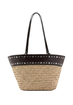 Bolso tote de paja trenzada con detalles en cuero marrón, adornado con ojales plateados y dos largas correas de cuero para hombro.