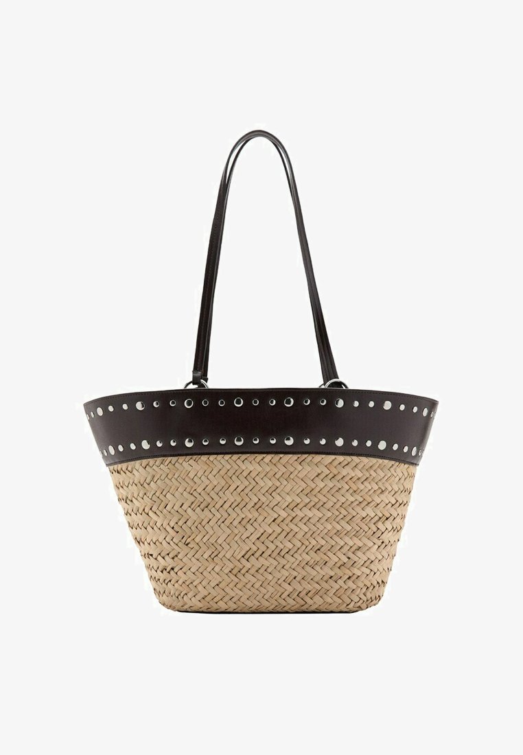 Pleciona torebka z trawy z brązowym skórzanym obszyciem, ozdobiona srebrnymi oczkami i dwoma długimi skórzanymi paskami na ramię.