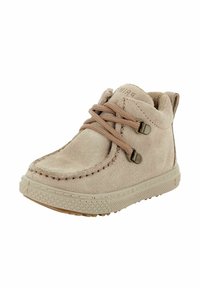 Scarpa per bambini in camoscio beige con suola in gomma testurizzata, lacci marroni passati attraverso occhielli in metallo e colletto alla caviglia imbottito.