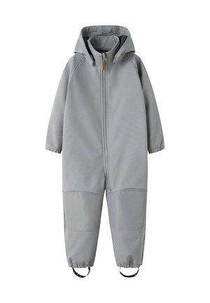 Svetlosivý baby overal s kapucňou, predným zipsom, zosilnenými kolenami, elastickými manžetami a čiernymi popruhmi na nohy.