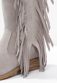 Kentucky's Western Botas camperas - sand