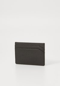 Portofel negru din piele texturată, cu patru sloturi pentru carduri și un design minimalist. Formă compactă, rectangulară.