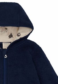 Marineblaue Kapuzenjacke mit Reißverschluss aus Bio-Wolle, mit einer weichen strukturierten Außenschicht und einem gefütterten Innenfutter mit Schafillustrationen.
