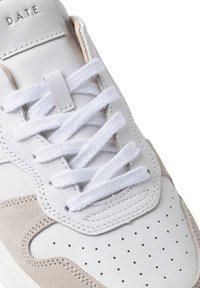 Hvide lædersneakers med beige suedecamouflage, runde hvide snørebånd, perforeret tå og branding på tungen.