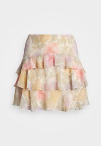 Blomstret miniskjørt med lagdelte volanger, i myke pastellfarger som rosa og gul, laget av lett stoff med et delikat mønster.