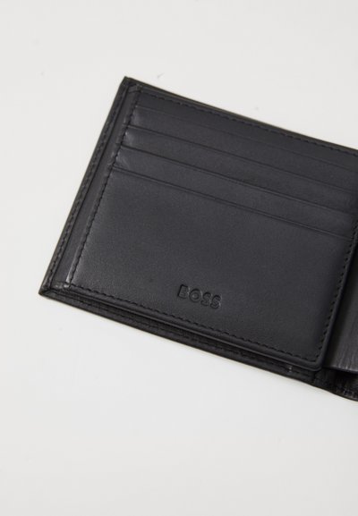 Portefeuille en cuir noir avec de multiples emplacements pour cartes, texture lisse, bords cousus et logo "BOSS" gaufré sur le côté. Design compact.