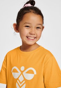 Hummel TRES  S/S - T-shirt print - butterscotch