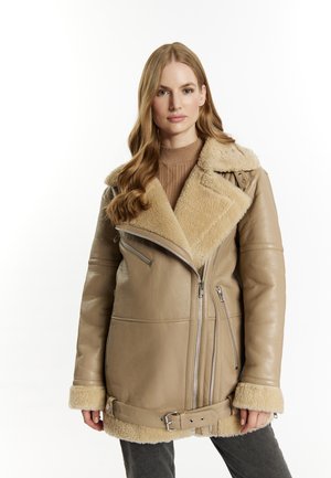 Beige leren jas met schapenvacht kraag en manchetten, ritszakken en een ceintuur in de taille. Dikke, gestructureerde stof met een aansluitende pasvorm.