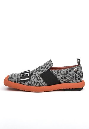 Scarpa casual senza lacci con tomaia in tessuto grigio stampata con testo "JESSE", suola arancione, fascia elastica nera e scritte decorative nere sulla parte superiore.