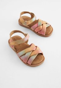 Sandali beige con fasce incrociate in una gradazione di colori pastello, caratterizzati da una texture simile alla pelle scamosciata e una cinghia alla caviglia regolabile.