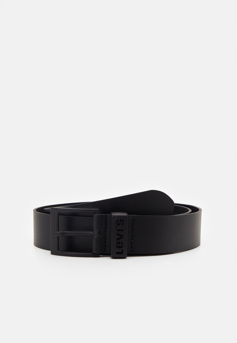 Ceinture en cuir noir avec boucle noire mate, logo Levi’s embossé sur le passant, présentée sur un fond uni clair.
