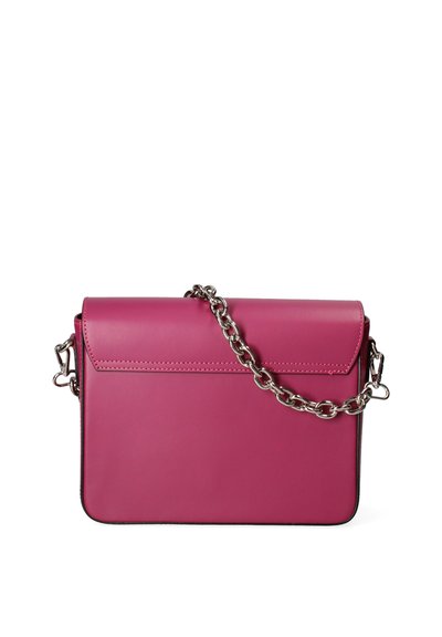 Borsa a tracolla in pelle rosa con tracolla a catena, forma rettangolare, superficie liscia e chiusura a patta con accenti cuciti.