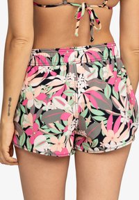 Shorts de bain floraux avec une base noire, ornés de motifs tropicaux roses, verts et blancs. Taille élastique, courte longueur et coutures piquées.