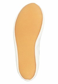 Weiße Schuhsohle mit einer glatten, strukturierten Oberfläche und einer orangen Gummisohle. Das Design umfasst eine abgerundete Form und genähte Kanten.