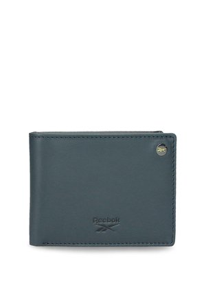 Cartera de cuero azul oscuro con el logo de Reebok grabado en el centro frontal y un pequeño detalle metálico del logo en la esquina superior derecha.