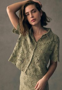 Next REGULAR FIT - FLORAL  - Skjortebluser - green sage