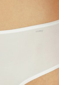 Witte damesonderbroek van een gladde, rekbare stof met een dunne elastische tailleband. Bevat subtiele branding in lichtgrijs.