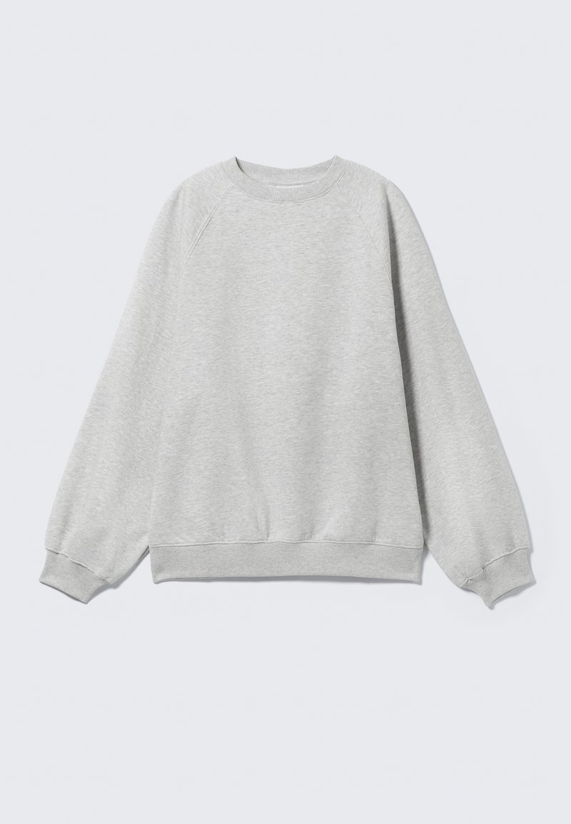 Sweat-shirt gris avec un col rond, des poignets et un ourlet côtelés, coupe décontractée et texture douce en molleton. Sans motifs ni graphismes.