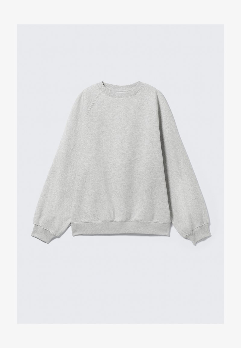 Sweat-shirt gris avec un col rond, des poignets et un ourlet côtelés, coupe décontractée et texture douce en molleton. Sans motifs ni graphismes.