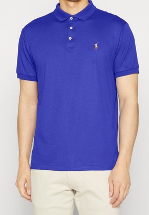 Niebańska bawełniana koszulka polo z kołnierzykiem, trzyguzikowym zapięciem i małym logo po lewej stronie na piersi; krótkie rękawy z podwiniętymi mankietami.