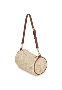 Okrągła, pleciona torba ze słomy w kolorze beżowym z brązowym skórzanym paskiem i akcentami. Posiada zamek błyskawiczny i okrągłe dno.