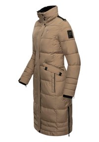 Manteau long en duvet beige avec col montant, accents noirs, fermeture éclair et bouton à l'avant, deux poches latérales et doublure intérieure texturée.