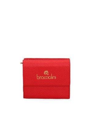 Portefeuille en cuir rouge avec une finition texturée, présentant un logo doré et une fermeture éclair, de forme rectangulaire compacte et avec un design simple.