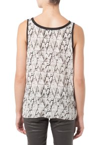 Halenka bez rukávů s trojúhelníkovým černobílým vzorem, kulatým výstřihem a černými detaily. Lehká tkanina, volný střih.