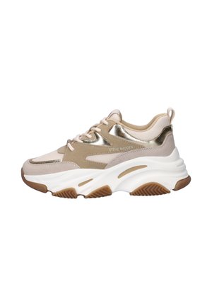Klobiger beige-goldener Sneaker mit niedrigem Schaft, weißer Zwischensohle, brauner Gummilaufsohle und Schnürverschluss, seitlich mit dem Markennamen "Steve Madden" versehen.