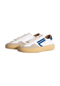 Sneaker sportive con tomaia in pelle bianca, dettagli beige, striscia blu e suola in gomma di colore naturale con texture.