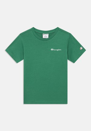 Camiseta Champion verde de manga corta con logo blanco en el pecho y un pequeño logo en la manga izquierda, estilo cuello redondo.