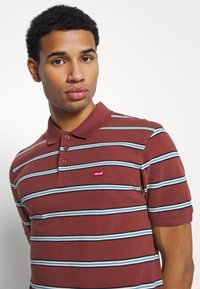 Levi's® Polo - grounded cinnamon/stick blue