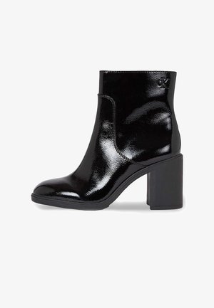 Czarne lakierowane botki za kostkę z kwadratowym noskiem, średniej wysokości obcasem blokowym, bocznym rozcięciem i subtelnym logo tłoczonym z tyłu.