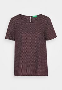 Bordový krátký rukáv top s bílými puntíky, se zaobleným výstřihem a malým klíčkovým otevřením na zádech. Hladká textura a volný střih.