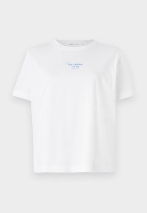 T-shirt de algodão branca com gola redonda e mangas curtas, apresentando um texto impresso em azul "ICE CREAM PLEASE" acima de um desenho simples de um cone de gelado.