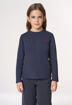 Maglietta a maniche lunghe blu navy in tessuto morbido, con piccolo logo rosso ricamato sul petto. Girocollo classico, vestibilità comoda.