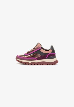 Sneaker multicolore con punta in pelle metallizzata, dettagli in suede viola e rosa, e una suola in gomma spessa con profili di trazione profondi.
