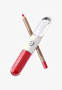 Rød leppestiftgloss i en transparent tube med hvite og sølv akenter, ledsaget av en tosidig leppeblyant i metallisk gullfinish.