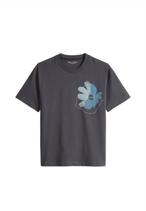 Dunkelgraues T-Shirt mit kurzen Ärmeln, blauem abstraktem Blumenmuster und weißem Text auf der linken Brust, Rundhalsausschnitt.