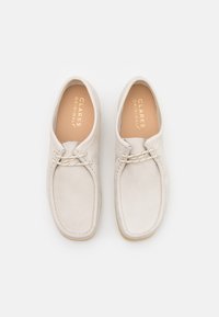 Clarks Originals WALLABEE - Sapatos de atacadores - offwhite