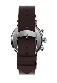 Montre avec un bracelet en cuir brun, boîtier en acier inoxydable argenté, fonctions chronographe, et couronne et boutons proéminents sur le côté.