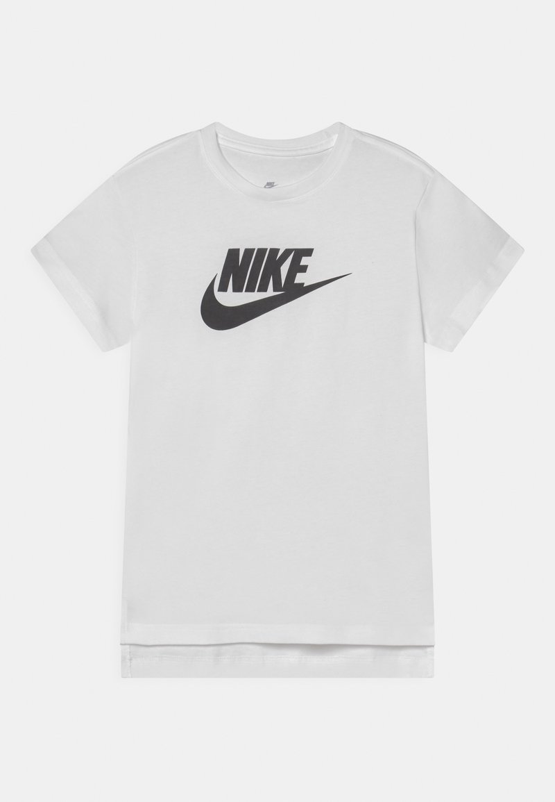Camiseta de algodón blanca con un prominente logo negro de Nike en el pecho. Diseño de manga corta y cuello redondo estándar.