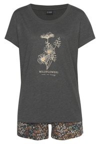 Grijze katoenen T-shirt met korte mouwen en een bloemenafbeelding; gecombineerd met gestreepte bloemenbroekjes met verschillende kleuren en vormen.