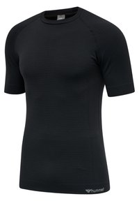 Czarna koszulka sportowa z krótkim rękawem o prążkowanej fakturze, okrągłym dekolcie i kontrastowym logo na dolnym lewym rogu. Dopasowany krój.